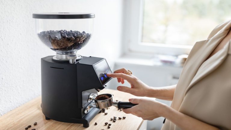 Makinede Filtre Kahve Yapımı
